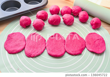 將甜菜麵團擀開 136045722