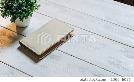 一款時尚的米色對折皮夾和一種綠色生活方式 136046055