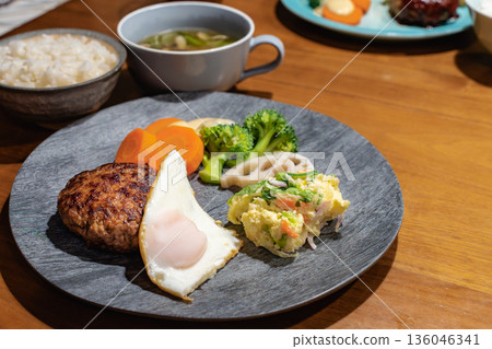 Place a hamburger steak dinner on the wood grain background. Copy space for banner. Place a hamburger steak dinner on the wood grain background. Copy space for banner. 136046341