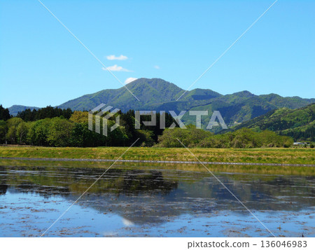 初夏時節，岩手縣水稻插秧前，倒映在水中的「倒置的東根山」的景象令人驚嘆。 136046983
