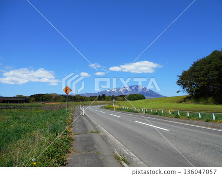 駕車穿過岩手山鬱鬱蔥蔥的山林,沿著道路前往小岩井農場。 駕車穿過岩手山鬱鬱蔥蔥的山林,沿著道路前往小岩井農場。 136047057