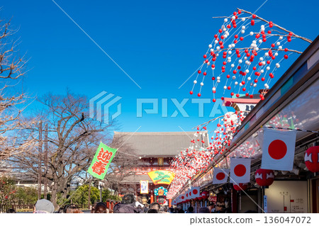 仲見世商店街在新年期間擠滿了前往淺草寺的遊客。 136047072