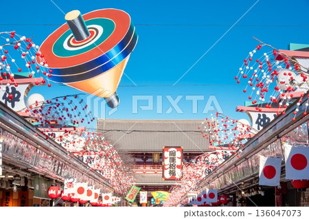 仲見世商店街在新年期間擠滿了前往淺草寺的遊客。 136047073