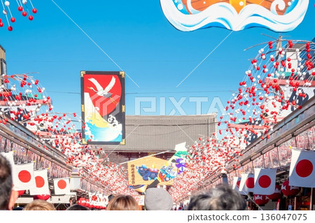 仲見世商店街在新年期間擠滿了前往淺草寺的遊客。 仲見世商店街在新年期間擠滿了前往淺草寺的遊客。 136047075