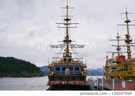 遊船在蘆之湖 136047094