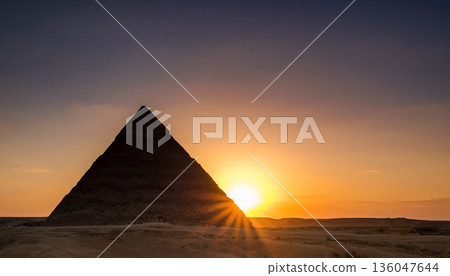 埃及金字塔輪廓 136047644