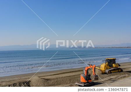 片瀨西濱海灘正在進行沙灘維護 136047871