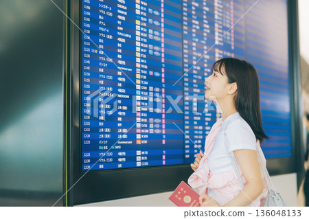 一名女子正在機場查看電子顯示器(照片由關西國際機場(KIX)提供) 一名女子正在機場查看電子顯示器(照片由關西國際機場(KIX)提供) 136048133