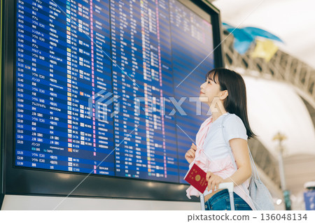 一名女子正在機場查看電子顯示器（照片由關西國際機場（KIX）提供） 136048134