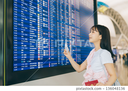 一名女子正在機場查看電子顯示器(照片由關西國際機場(KIX)提供) 一名女子正在機場查看電子顯示器(照片由關西國際機場(KIX)提供) 136048136