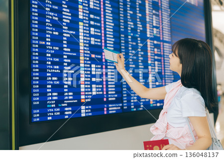 一名女子正在機場查看電子顯示器(照片由關西國際機場(KIX)提供) 一名女子正在機場查看電子顯示器(照片由關西國際機場(KIX)提供) 136048137
