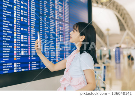 一名女子正在機場查看電子顯示器(照片由關西國際機場(KIX)提供) 一名女子正在機場查看電子顯示器(照片由關西國際機場(KIX)提供) 136048141