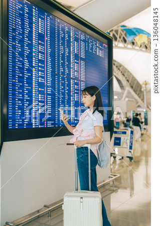 一名女子正在機場查看電子顯示器(照片由關西國際機場(KIX)提供) 一名女子正在機場查看電子顯示器(照片由關西國際機場(KIX)提供) 136048145