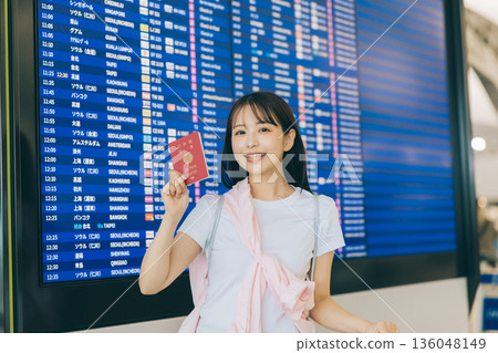 一名女子在機場手持護照（照片由關西國際機場（KIX）提供） 136048149