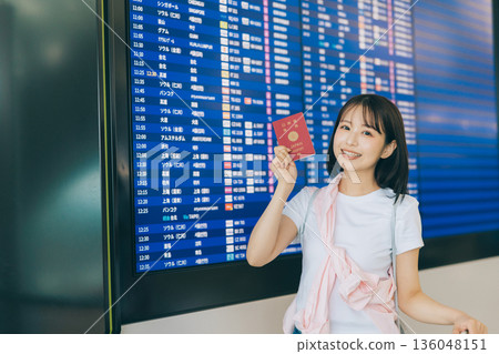 一名女子在機場手持護照（照片由關西國際機場（KIX）提供） 136048151
