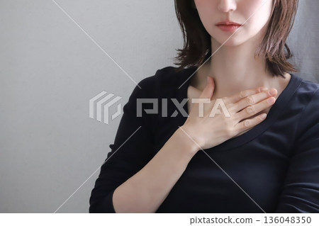 握她的在她的胸口的婦女手 136048350