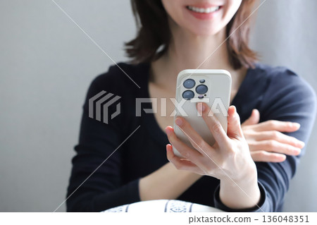 觀看在智能手機的婦女錄影 136048351