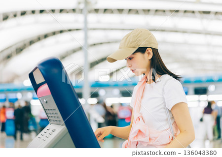 一名女子獨自在機場辦理登機手續(照片由關西國際機場(KIX)提供) 一名女子獨自在機場辦理登機手續(照片由關西國際機場(KIX)提供) 136048380