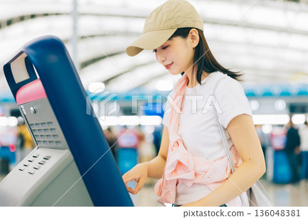 A woman checking in by herself at the airport (Photo courtesy of Kansai International Airport (KIX)) 136048381