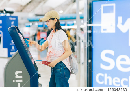 一名女子獨自在機場辦理登機手續(照片由關西國際機場(KIX)提供) 一名女子獨自在機場辦理登機手續(照片由關西國際機場(KIX)提供) 136048383