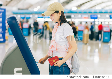 A woman checking in by herself at the airport (Photo courtesy of Kansai International Airport (KIX)) A woman checking in by herself at the airport (Photo courtesy of Kansai International Airport (KIX)) 136048385