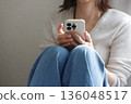 操作智能手機的手 136048517