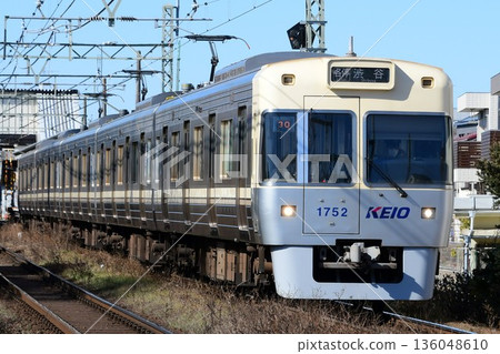 京王1000系1752F號象牙列車繼續在井之頭線運行，並附有30週年紀念公告 136048610