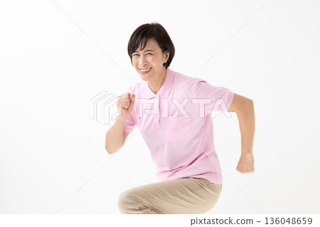 一個女人在跑步的姿勢 136048659