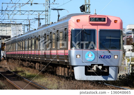 京王1000系列1760F型鮭魚粉紅列車,京王×東映運輸線聯名款,車頭有「Yu」標誌 京王1000系列1760F型鮭魚粉紅列車,京王×東映運輸線聯名款,車頭有「Yu」標誌 136048665