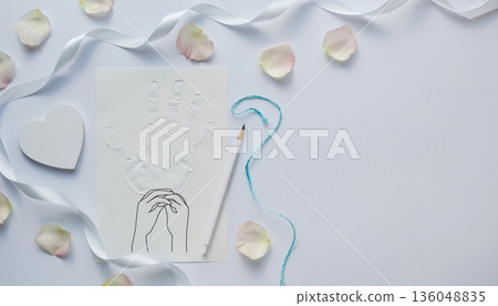 白色手印和緞帶的平鋪背景資料（生日禮物、紀念品） 136048835
