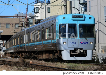 京王1000系列1751F號列車（藍綠色塗裝）繼續在井之頭線上運行，車身塗裝為紀念30週年而特別設計。 136048842