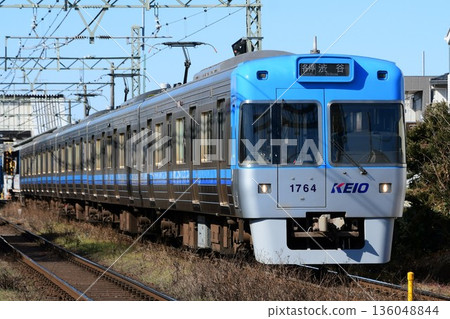 京王1000系1764F型淺藍色列車、藍天及天藍色列車 京王1000系1764F型淺藍色列車、藍天及天藍色列車 136048844