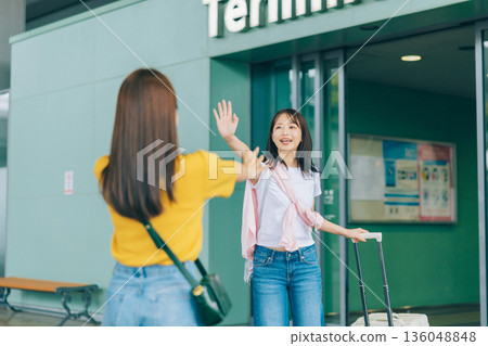 女性好友在機場重聚（照片由關西國際機場（KIX）提供） 136048848