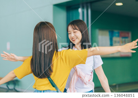女性好友在機場重聚(照片由關西國際機場(KIX)提供) 女性好友在機場重聚(照片由關西國際機場(KIX)提供) 136048851