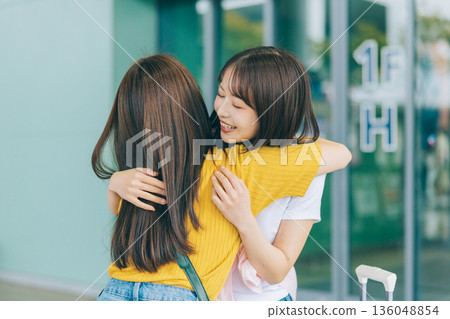 女性好友在機場重聚(照片由關西國際機場(KIX)提供) 女性好友在機場重聚(照片由關西國際機場(KIX)提供) 136048854