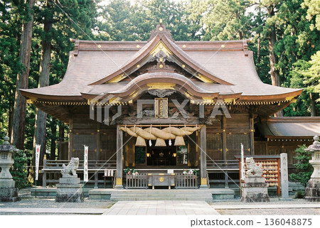 精美的虛構神社，擁有精巧的木質建築、神社建築和獅子狗，象徵著虛構的祝福，沒有懲罰，3DCG 136048875
