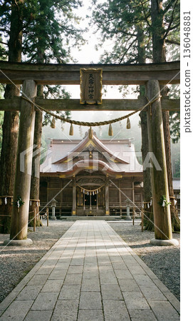 一幅虛構神社的全景圖，四周環繞著雄偉的山脈和晨霧。虛構的聖地。不受懲罰的背景素材。 3DCG 136048881