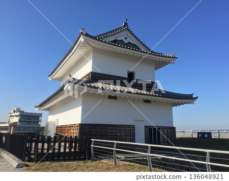 城堡的塔樓、護城河和石牆在藍天的襯托下格外醒目。 136048921