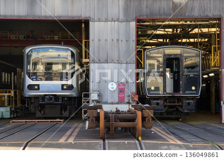 原東京近海快速交通70-000系列(307系列)和817系列列車在小倉綜合車輛中心排成一列。 原東京近海快速交通70-000系列(307系列)和817系列列車在小倉綜合車輛中心排成一列。 136049861