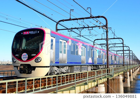 京王2000系列2701F型蒸汽機車在藍天下橫渡多摩川－首日商業運營，車頭印有NEW2000標誌。 136049881