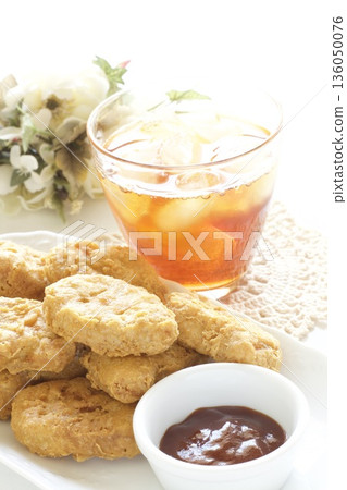 雞塊和冰檸檬茶 136050076