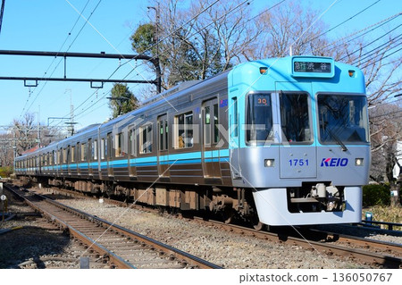 藍綠色的京王1000系1751F號列車在藍天下行駛。 30週年紀念塗裝。 藍綠色的京王1000系1751F號列車在藍天下行駛。 30週年紀念塗裝。 136050767