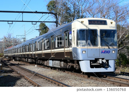 京王1000系列1780F型象牙色列車,相容ATO系統,在井之頭線藍天下疾馳。 京王1000系列1780F型象牙色列車,相容ATO系統,在井之頭線藍天下疾馳。 136050768