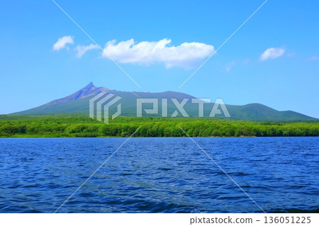 初夏時節的大沼湖和駒嶽山(北海道七苗町) 初夏時節的大沼湖和駒嶽山(北海道七苗町) 136051225