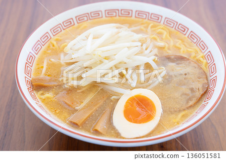 美味的味噌拉麵，裡面有很多豆芽 136051581