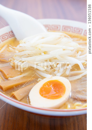 美味的味噌拉麵，裡面有很多豆芽 136051586