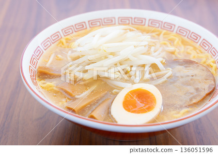 美味的味噌拉麵，裡面有很多豆芽 136051596