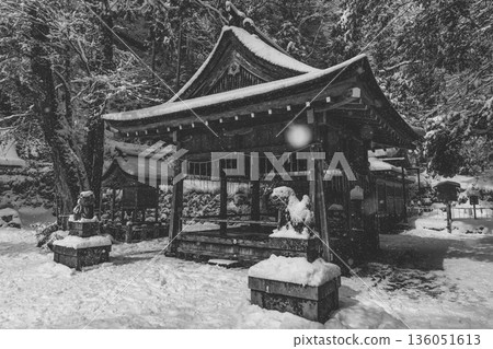 寂靜的神社被白雪覆蓋。 136051613