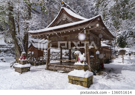 冬日的神社被白雪覆蓋。 136051614