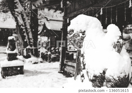 白雪皚皚的守護獅和冬日神龕 136051615